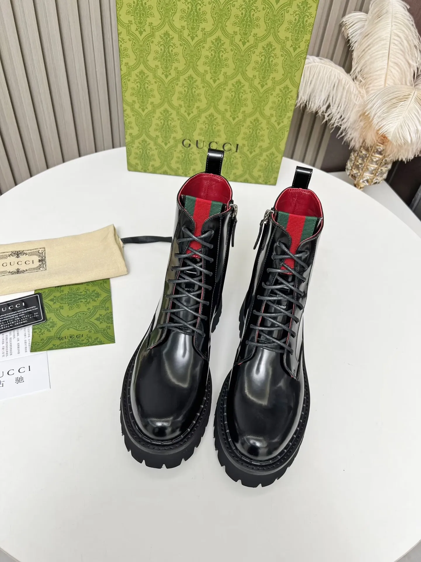 👟👟Ex-factory price 620👟👟 2025 latest version of Gucci GUCCI versatile strappy Martin boots, easy to put on and take off 'Branded webbing color matching Heel height: 5cm Fabric: cowhide/open edge beads Inner/foot pads: red cowhide 🐂 The outsole is made of foam outsole Color: black Code number: 34-40. 34 and 41 42 need to be customized Packaging: Comes with card and cloth bag.